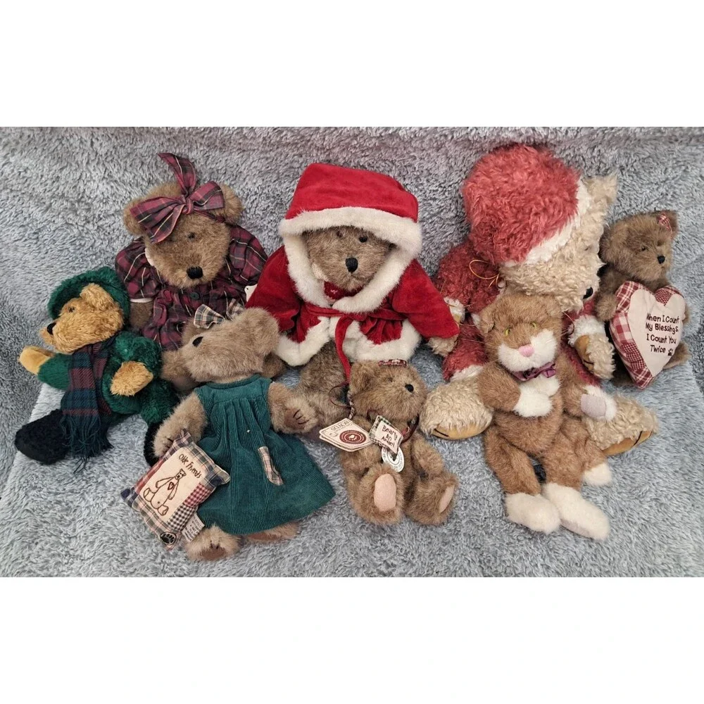 Lot of 8 VTG Boyds Bears Holiday Plush Teddy Santa Plaid Dress Cat Scarf Robe